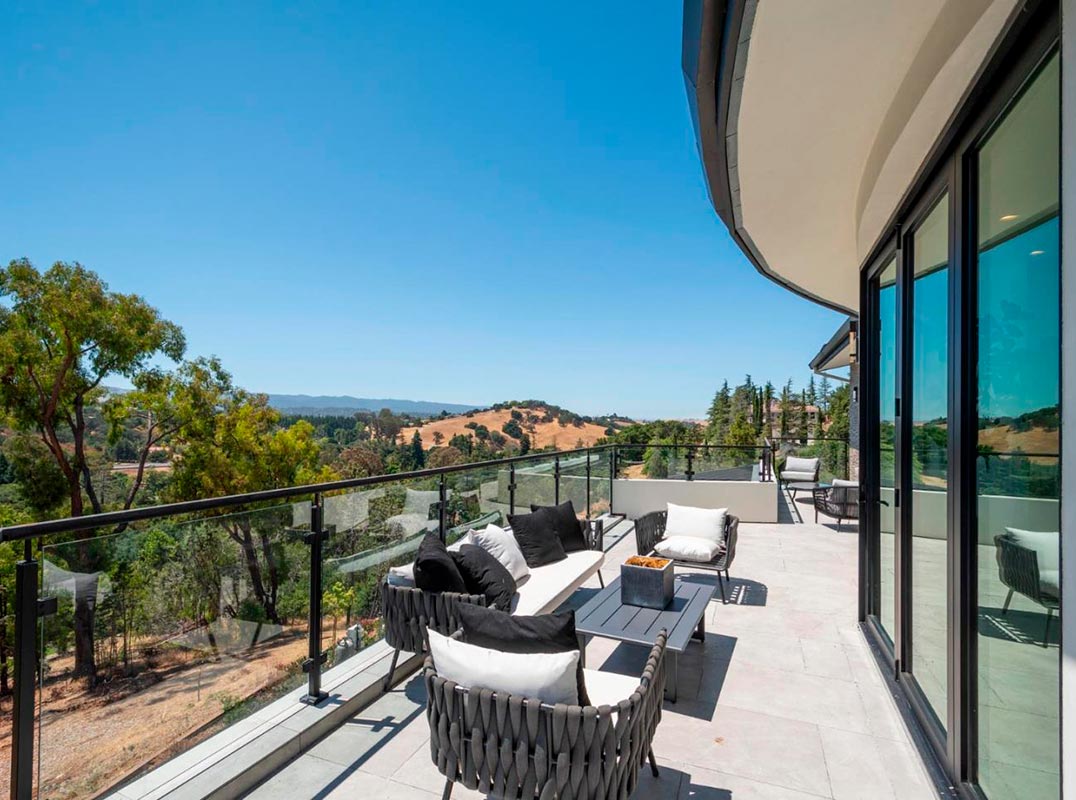 Stunning Ultra-Modern Home With Panoramic Views.